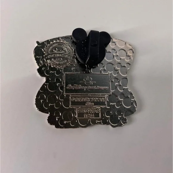 Genuine Disney Cars Land Disneyland Resort Lightning McQueen Trading Pin - Picture 2 of 2